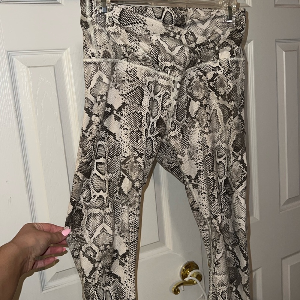 Victoria’s Secret snake print crossover waist 7/8 leggings size 8